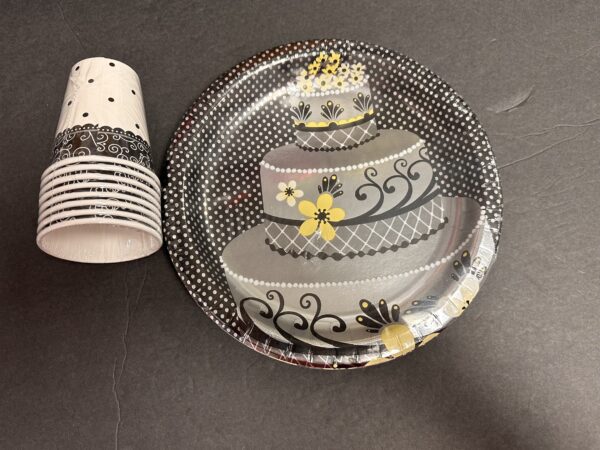 Chic Wedding Cake - Image 3